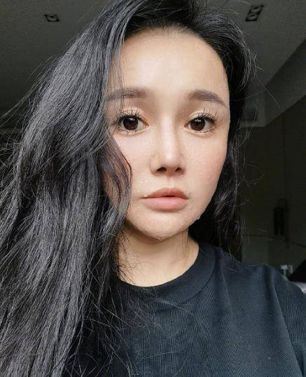 生活冉莹颖晒照感慨人生，油刘海苍蝇腿睫毛太不协调，被吐槽审美