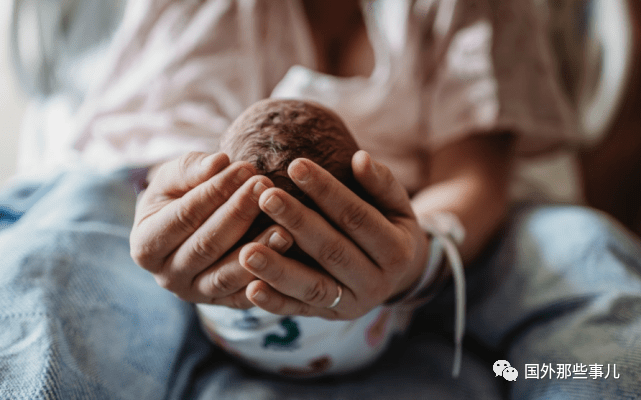 女大学生不知道自己已经怀孕在宿舍上厕所时突然生下个孩子
