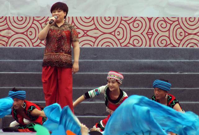 身材 凭《山路十八弯》大火，却无明星架子，54岁潇洒随性无惧身材发胖