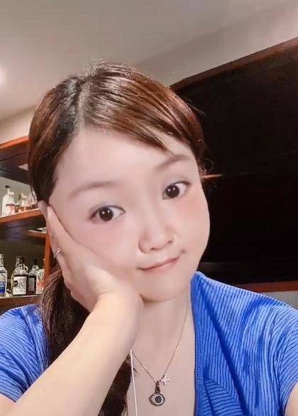 她16岁演小桃红惊艳众人,38岁重出山发福明显,晒女儿但不见老公_刘淼