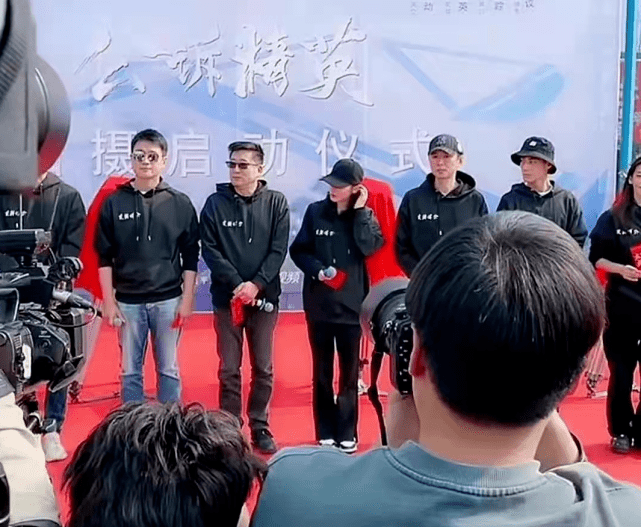 黑色 热巴新剧首次出演公诉人排面好大！开机穿休闲装身材苗条，超惊艳