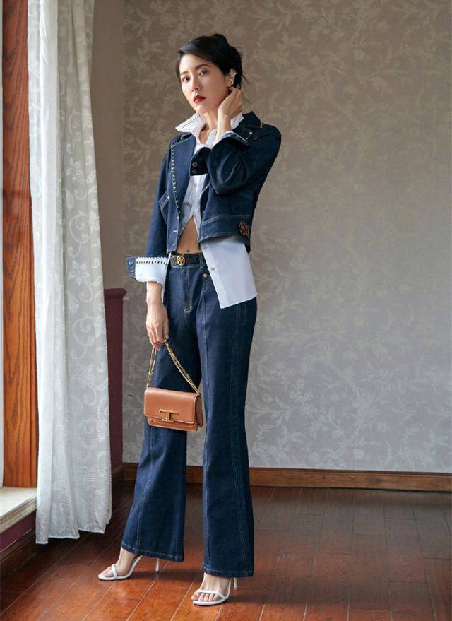 显得 汪涵老婆真精致，微喇裤搭粉色西装气质高级，42岁看着却好年轻