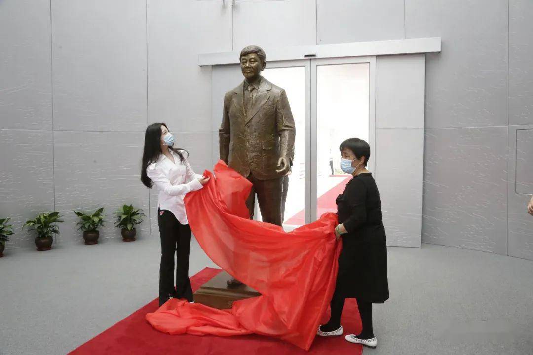 第二年,张士平逝世一周年,纪念馆落成,她为张士平铜像揭幕,下图右边