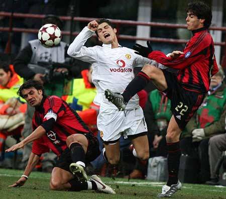             AC米兰队史上的今天：2005年3月8日，欧冠双杀曼联！C罗PK卡卡，克雷斯波破门