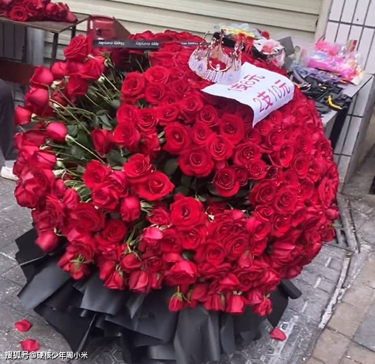 广东一大妈在街头卖"二手红玫瑰",还要价6元一支_玫瑰花_女生_男生