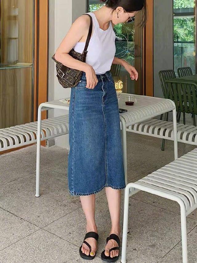 黑色 谢娜产后现身，T恤配半裙却有股少女感，就是裙子里套袜裤看不懂