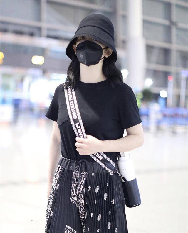 黑色 谢娜产后现身，T恤配半裙却有股少女感，就是裙子里套袜裤看不懂