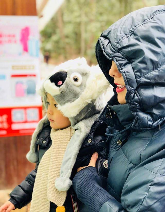 原创汪涵携儿子舞台首秀变魔术7岁小沐沐罕露正脸长相秀气像妈妈