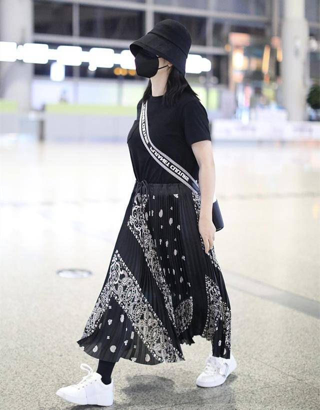 黑色 谢娜产后现身，T恤配半裙却有股少女感，就是裙子里套袜裤看不懂