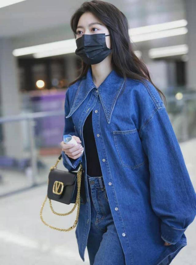 一套蓝色牛仔服出镜 赵今麦清纯又可爱 美丽的大学生 显得 衣服 颜色