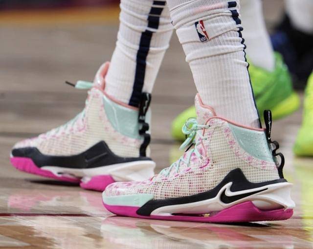 约基奇NBA球员上脚：戈登361度战靴很酷，约基奇把婚戒绑在鞋带上