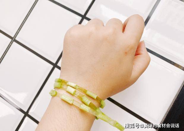 红薯藤折成一段一段的,戴在手上或者脖子上,就是小时候的手链或者项链