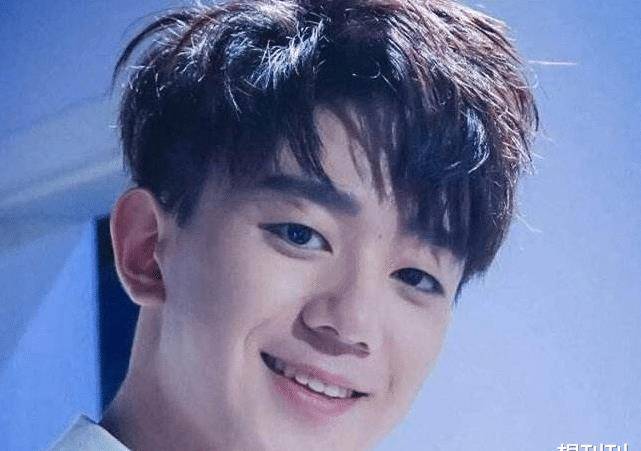 单眼皮内娱最假双眼皮PK，就差割到脑门了，生怕别人看不出是割的？