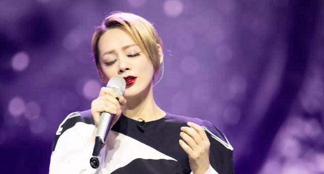 宁静|C位成团后的宁静，在机场被团宠了