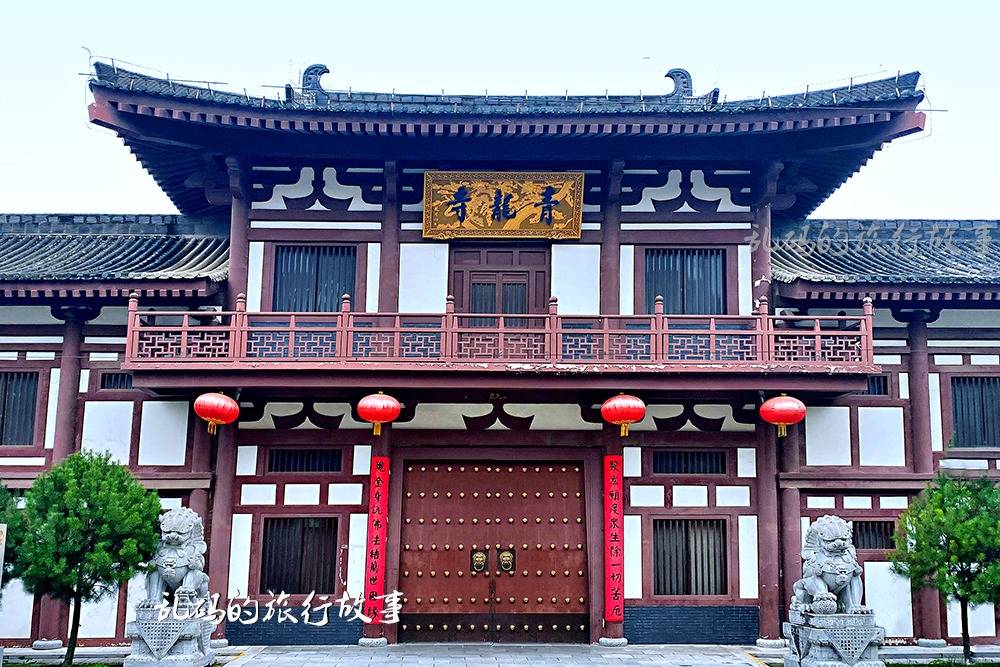 据记载,该寺的前身是灵感寺,其所在的位置在唐代是长安延兴门内新昌坊