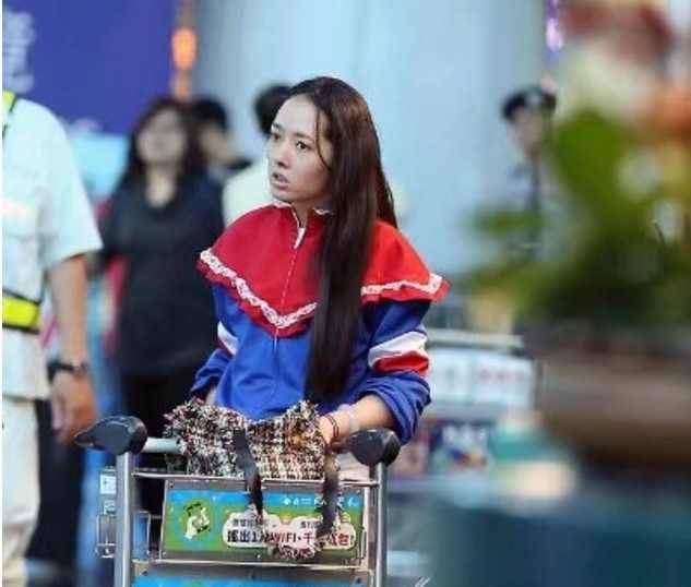身材看过明星在机场的素颜照没？脸色暗沉嘴唇发黑，真路人水平