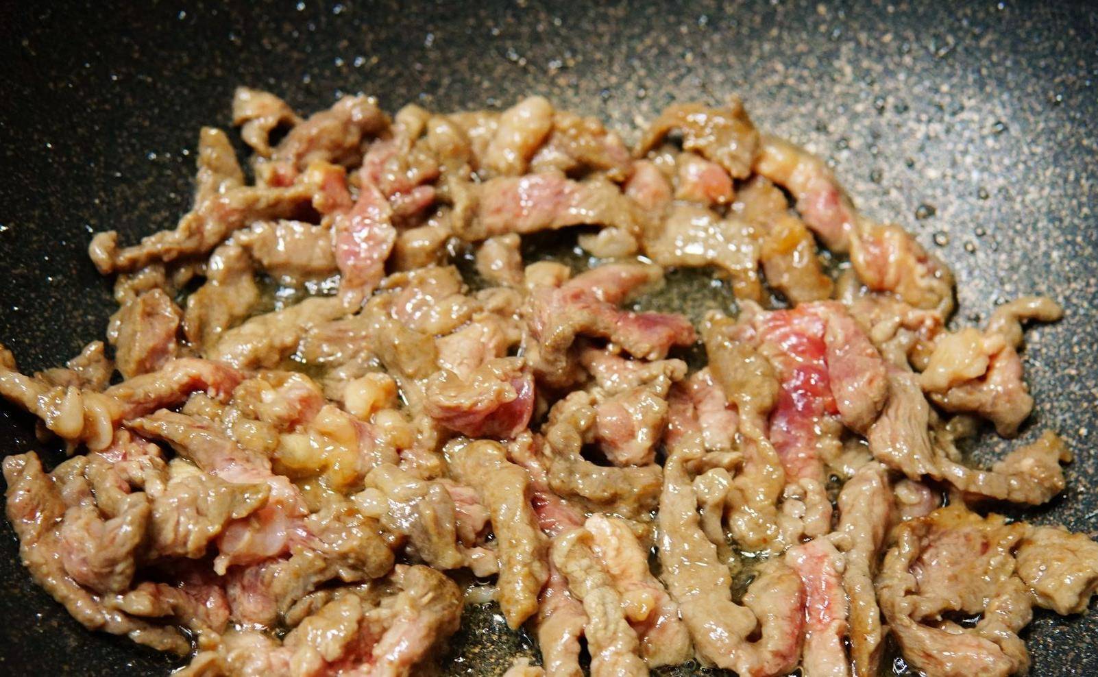 加入适量|爱美的女人，建议多吃“4红3黑2绿”，含铁量高，春季常吃气色好