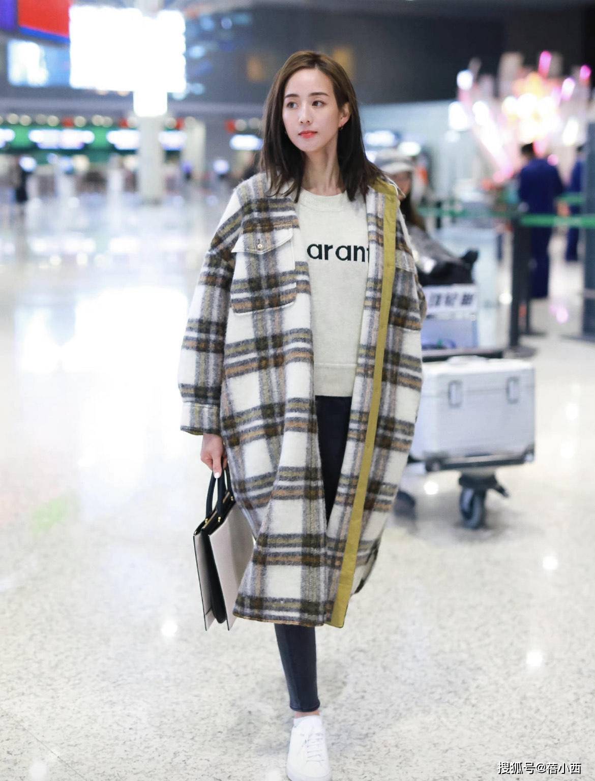 颜色 “张钧甯”的私服穿搭真时髦，穿格纹外套配卫衣，直接照穿也洋气