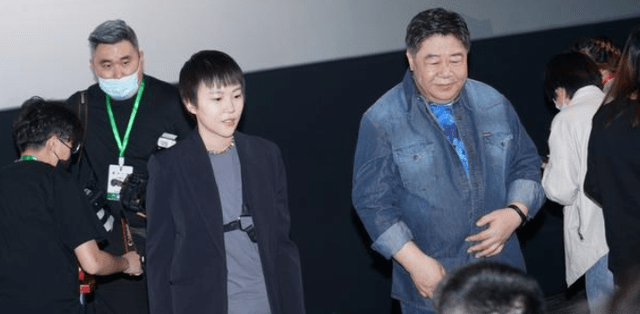 商务周迅穿商务裙参加首映礼，波浪马尾俏皮可爱，新人窦靖童却很谦虚