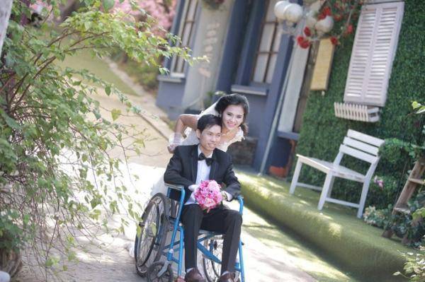 漂亮女孩不顾家人反对嫁双腿残疾男子如今生了一个儿子生活幸福