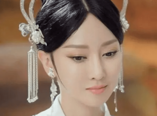 女神萨顶顶：卸妆后神婆秒变女神，网友感叹：早这样早就红了