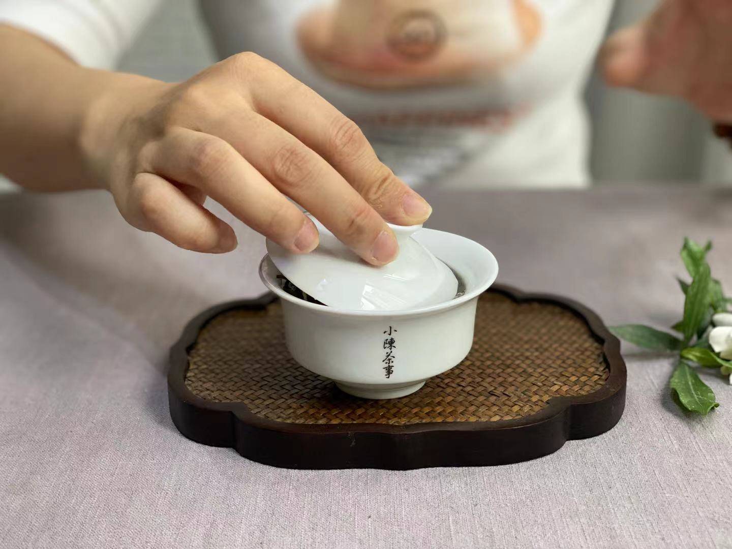 茶叶|润茶10秒,老白茶的醇厚感提升100%,网上教的泡茶教程,能信吗?