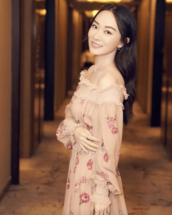 黑色 霍思燕与杜江出席活动,一袭黑色蕾丝吊带尽显高级,不愧是女神