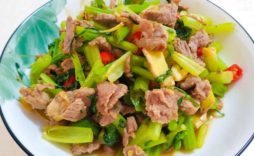 加入适量|爱美的女人，建议多吃“4红3黑2绿”，含铁量高，春季常吃气色好