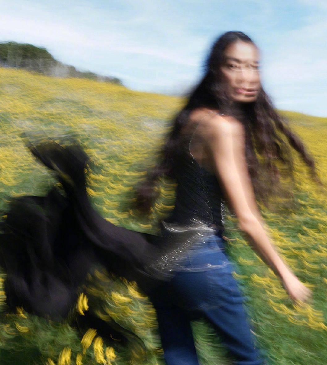 马甲 陈冠希老婆不愧是超模,穿露脐装+阔腿裤好有气场,马甲线太抢镜