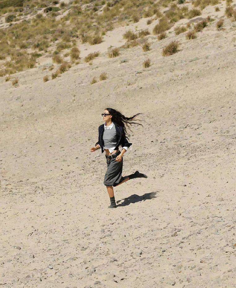 马甲 陈冠希老婆不愧是超模,穿露脐装+阔腿裤好有气场,马甲线太抢镜