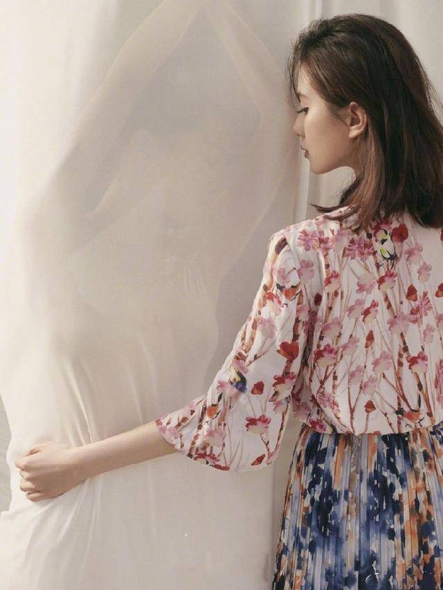 格纹 刘诗诗被嘲生图状态差别大，脸皮松弛显年纪，但衬衫搭半裙太加分