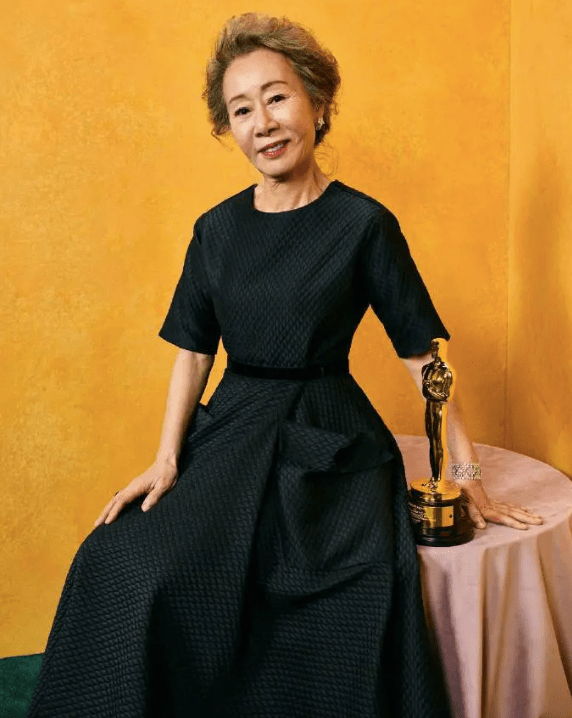 在刚刚结束的奥斯卡颁奖典礼上,将于今年6月年满74岁的韩国演员尹汝贞
