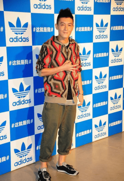 皱纹|陈冠希活动近照流出，西装配牛仔裤依然痞帅，但脸上皱纹很显憔悴