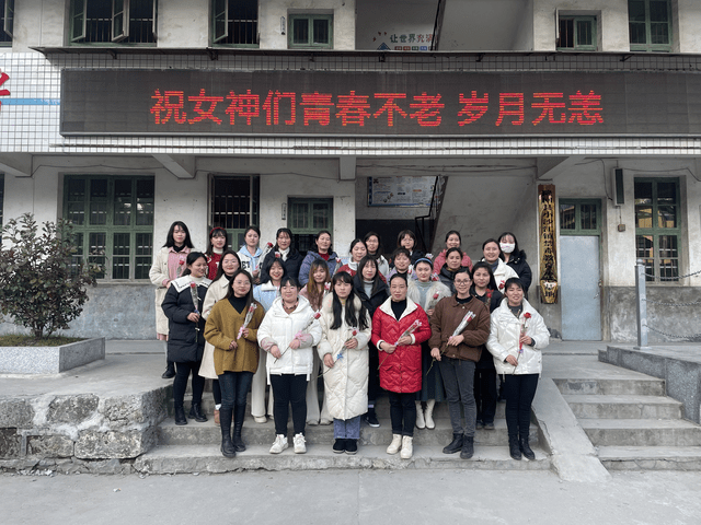 以节日之名敬最美教师小沙江镇中心小学开展庆三八妇女节活动