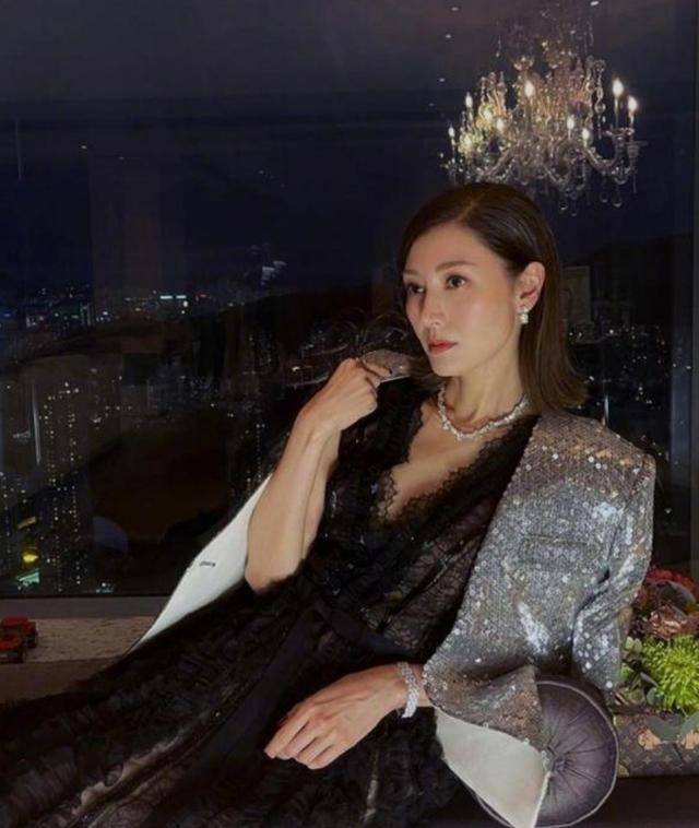 包袱 李嘉欣真没豪门包袱，衣着单薄朴素就去逛街，肚子赘肉感成焦点