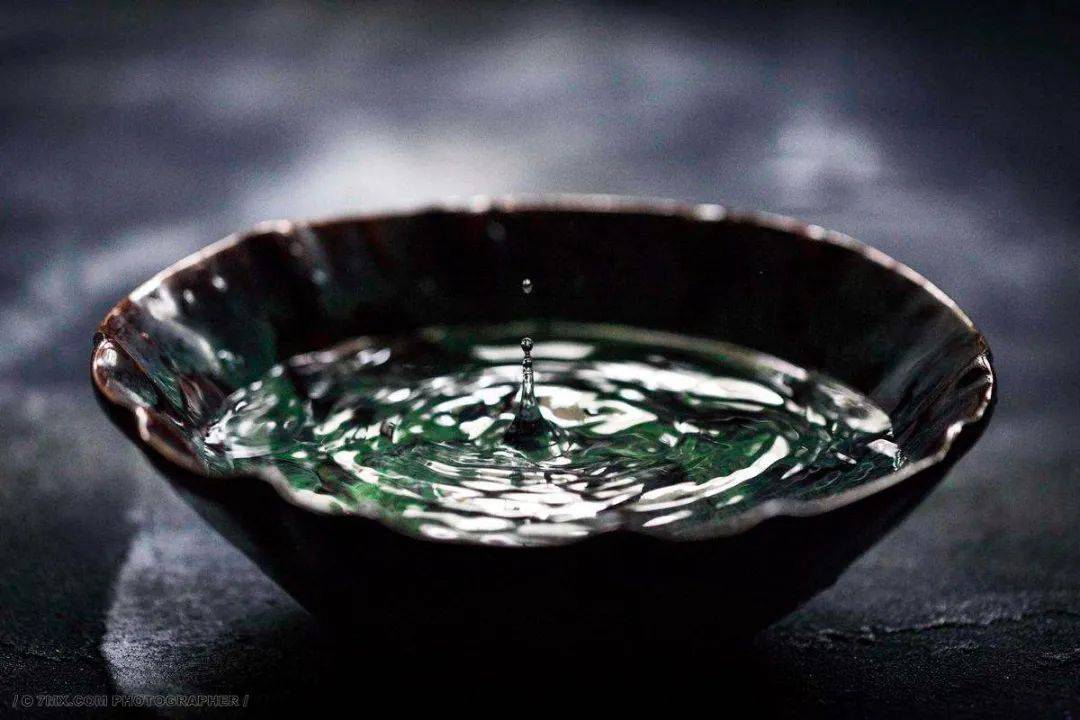 需要在屋顶放一只干净的空碗以接引雨水(不可用自来水,蒸馏水),然后
