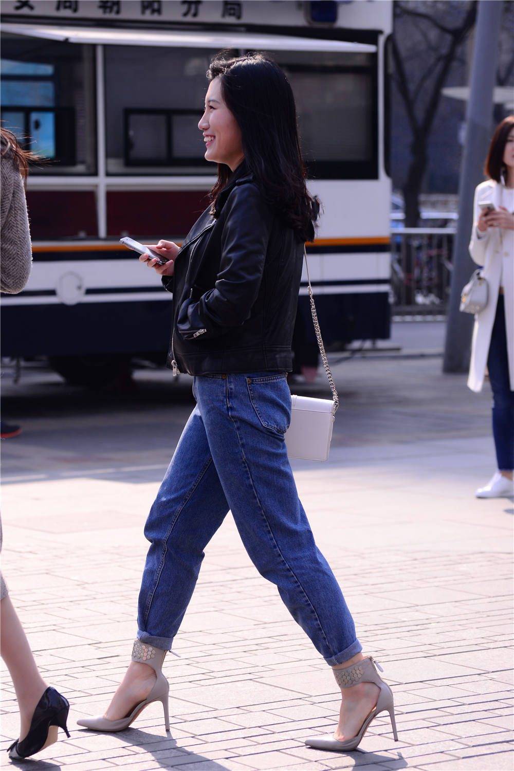 蓝色修身牛仔裤搭配灰色尖头细跟鞋一字带设计很精致