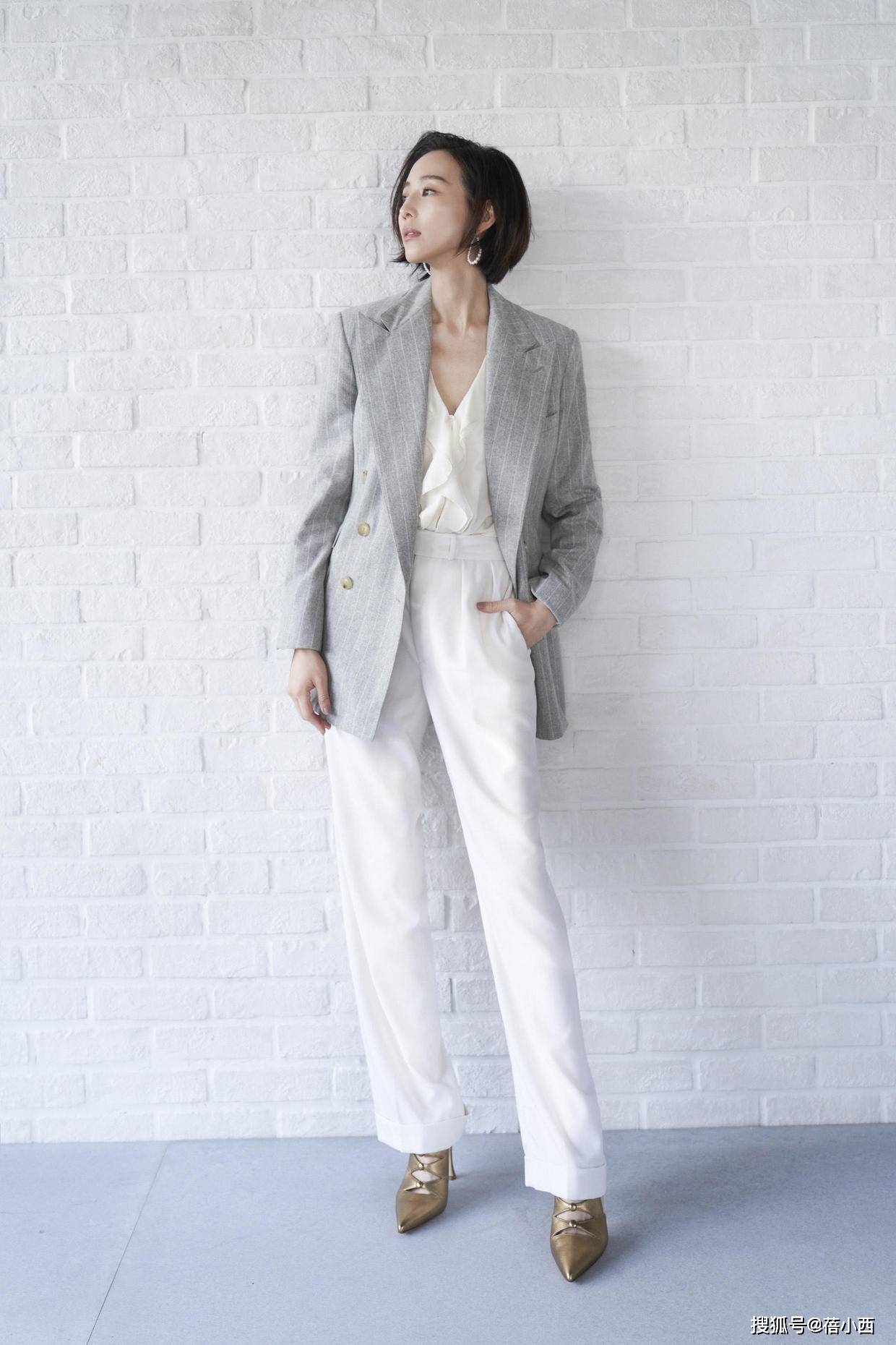 颜色 “张钧甯”的私服穿搭真时髦，穿格纹外套配卫衣，直接照穿也洋气