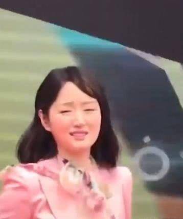 脸蛋 杨钰莹终于“翻车”，身材走样脸蛋变圆，终于相信她48岁了