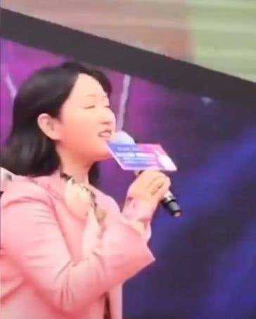 脸蛋 杨钰莹终于“翻车”，身材走样脸蛋变圆，终于相信她48岁了