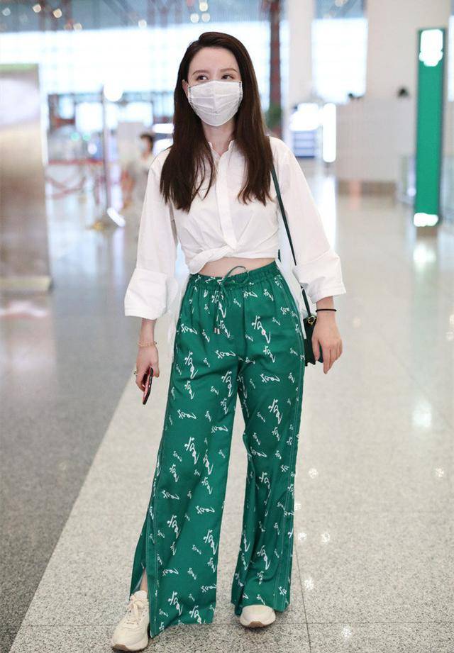 格纹 刘诗诗被嘲生图状态差别大，脸皮松弛显年纪，但衬衫搭半裙太加分