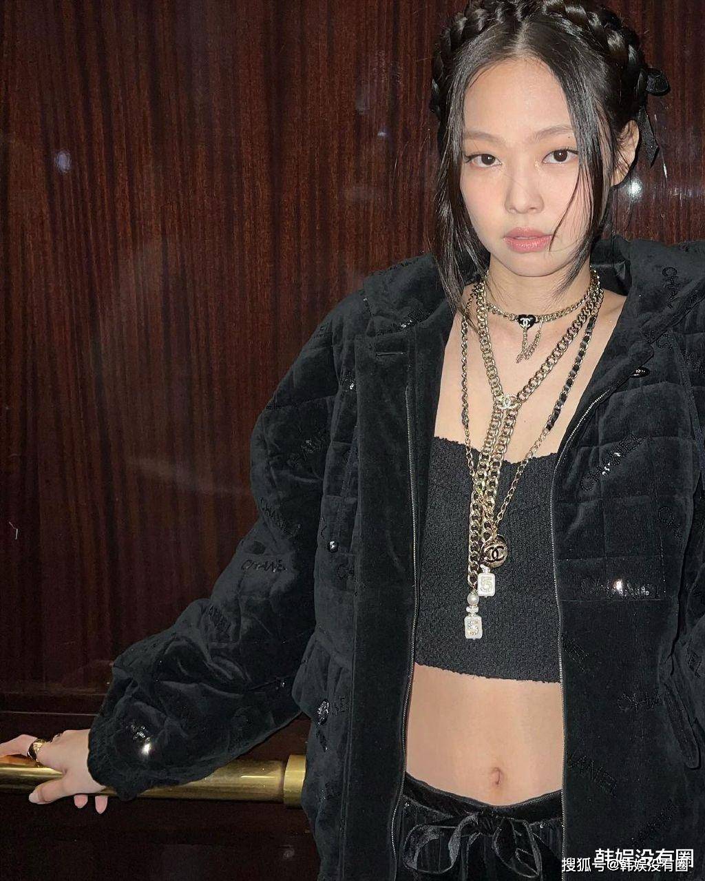 jennie晒"巴黎时装周"近况,直角肩,蚂蚁腰吸睛_韩娱_照片_黑色