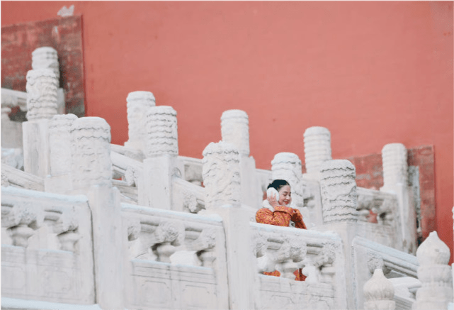 真高 姜文娇妻周韵颜值真高！穿红装走在故宫雪景太绝美，气质彻底开挂