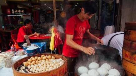 美国|为什么中国街头都是早餐店的？当地人解释后，美国游客羡慕了