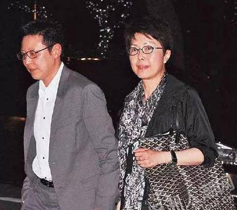 她29岁与丈夫离异50岁恋上女富豪如今牵手10余年恩爱不减