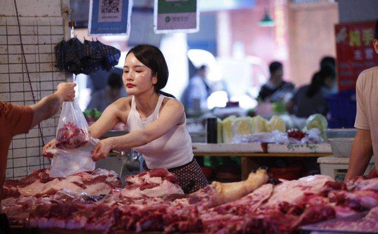猪肉|猪肉摊上,有的猪肉“挂起来”,有的摆在案板上,其实是有区别的