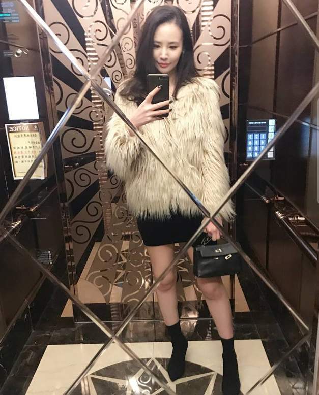 继续享受富贵人生,穿露脐装打扮娇俏_吴逸萍_生活_锻炼