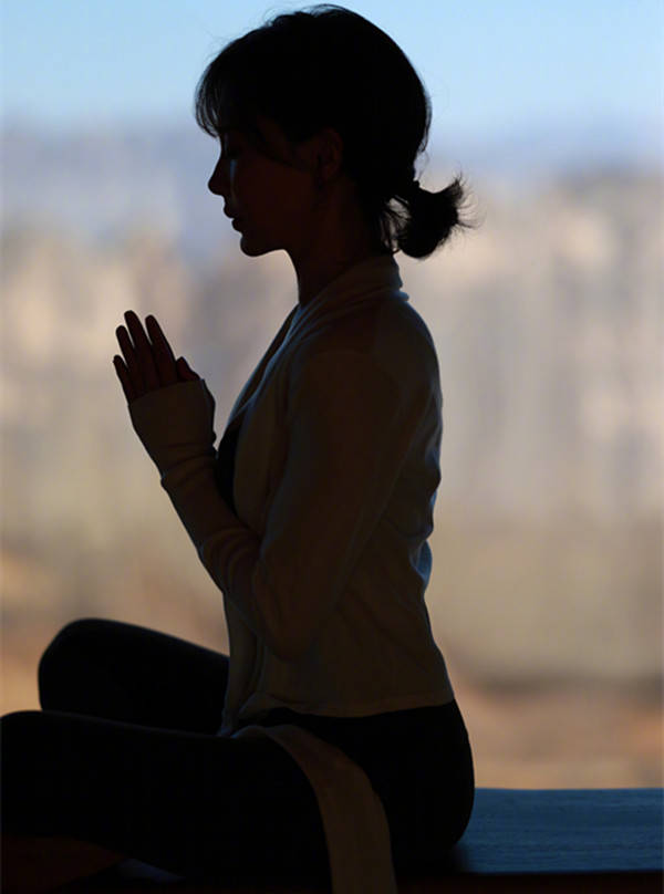 陈数晒雅静侧影照庆生曼妙身材似少女钟爱瑜伽生活自律