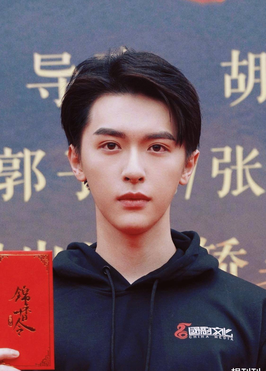 单眼皮内娱最假双眼皮PK，就差割到脑门了，生怕别人看不出是割的？