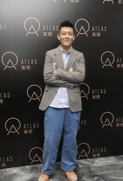 皱纹|陈冠希活动近照流出，西装配牛仔裤依然痞帅，但脸上皱纹很显憔悴
